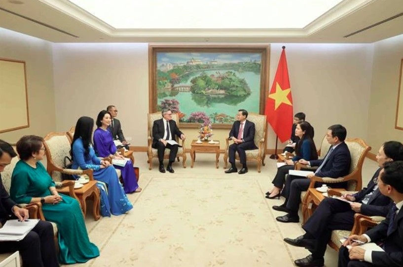 deputy pm receives group chairman of standard chartered in hanoi picture 1