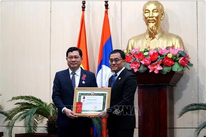 da nang official granted laos s third-class freedom order picture 1