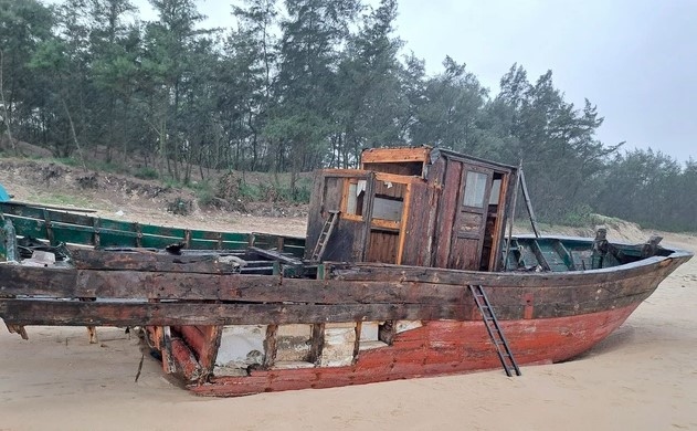 unmanned wooden boat to be destroyed in quang tri picture 1