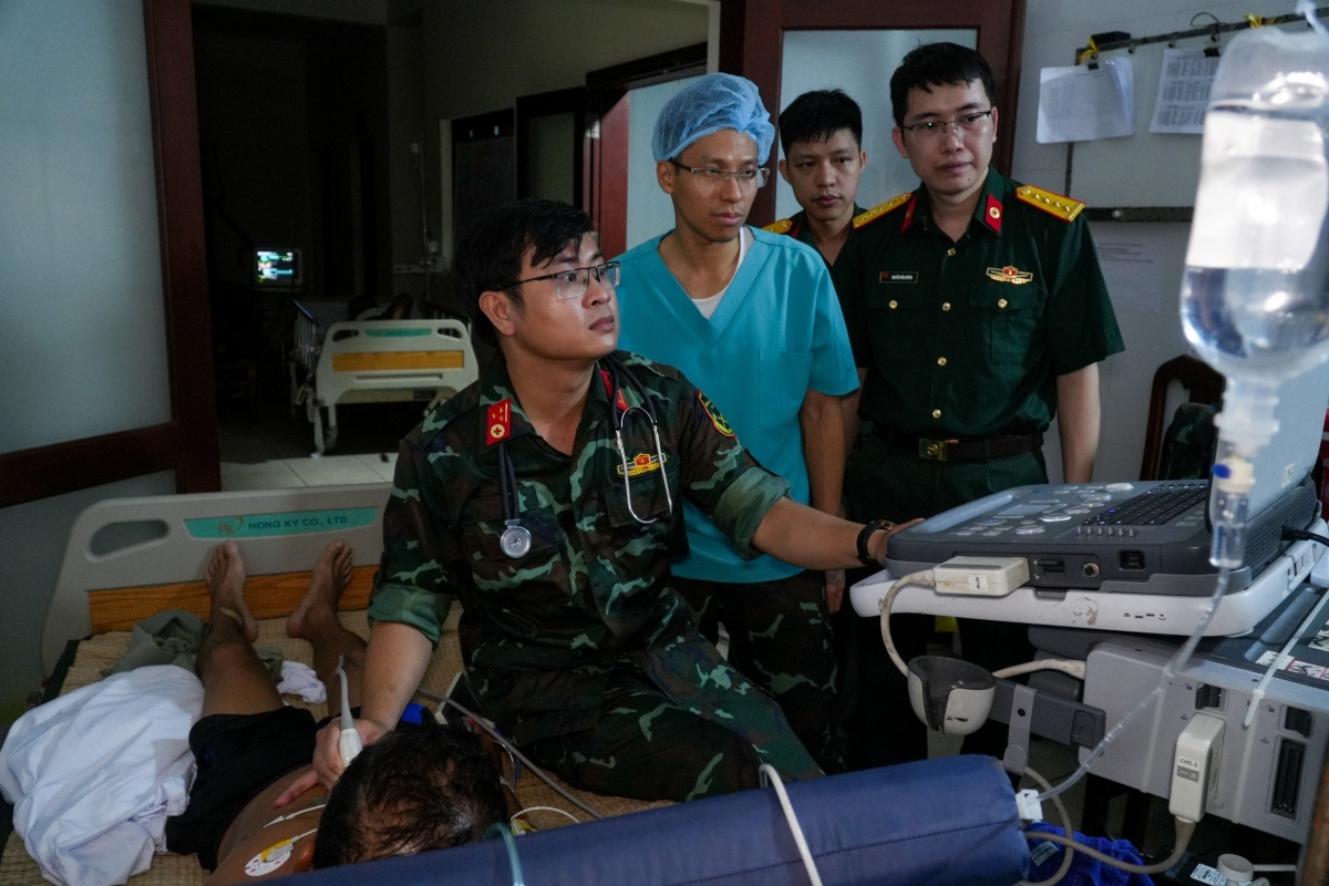 Trực thăng đưa 2 bệnh nhân nguy kịch từ Trường Sa về đất liền điều trị
