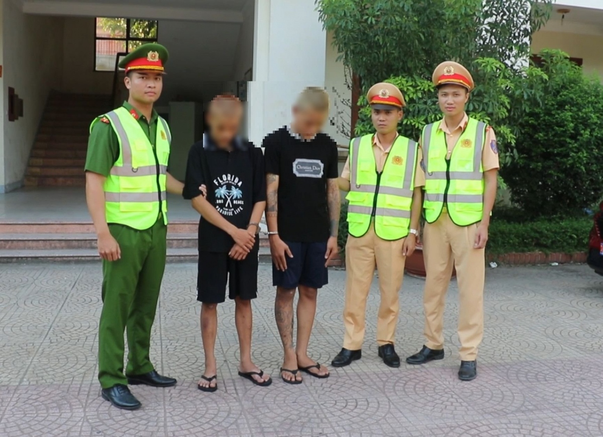 Bắt giữ 2 đối tượng manh động dùng dao chặn đường cướp tài sản