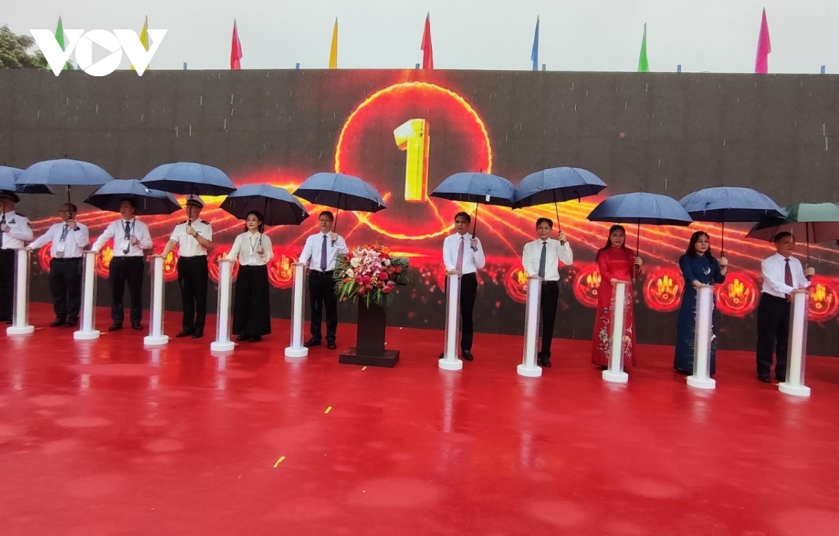 vietnam and china inaugurate hoanh mo - dong zhong border gate picture 1