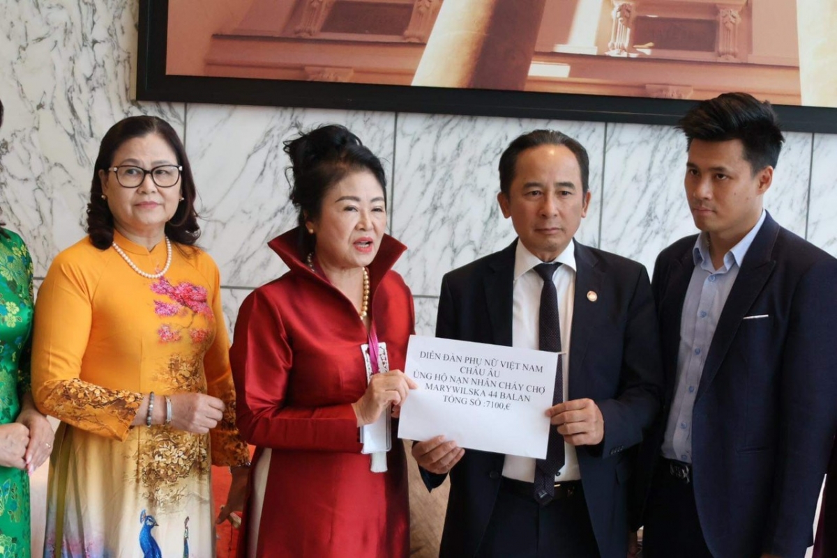 Trao tiền hỗ trợ cho bà con bị thiệt hại bởi vụ cháy TTTM tại Ba Lan