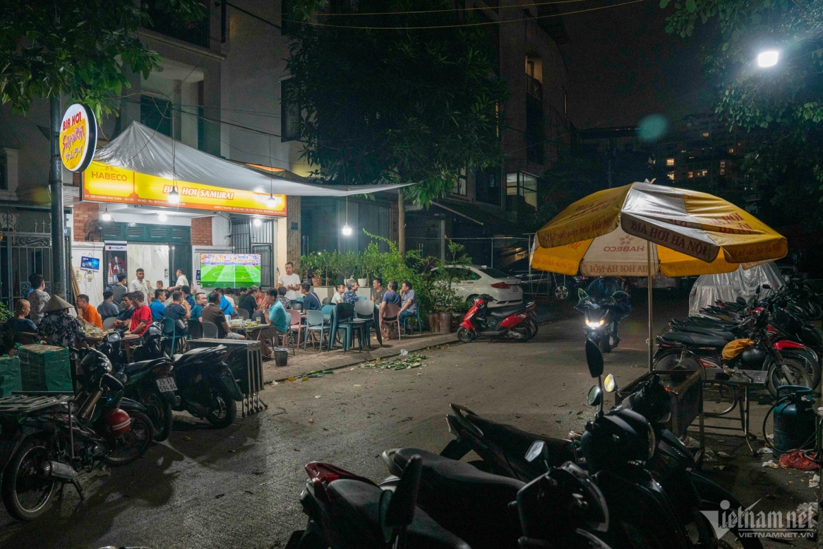 vietnamese football fans crazy about euro 2024 picture 1