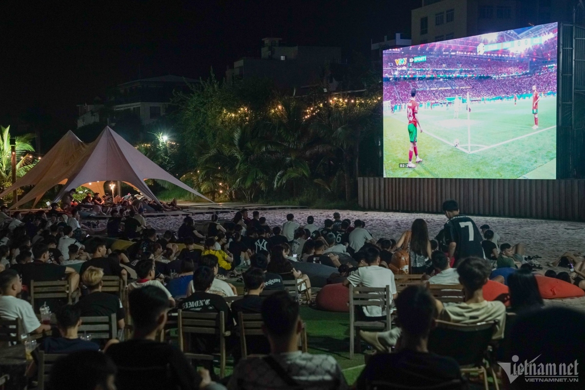 vietnamese football fans crazy about euro 2024 picture 2