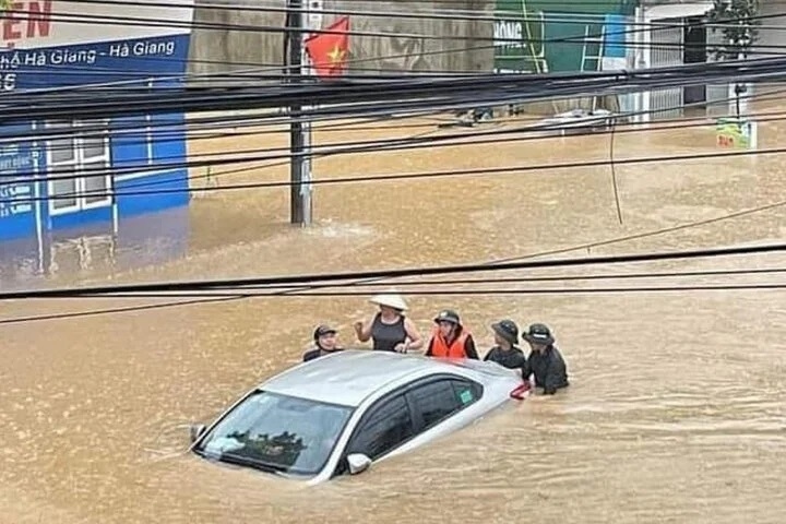 heavy rain triggers landslides, flooding in northern vietnam picture 1