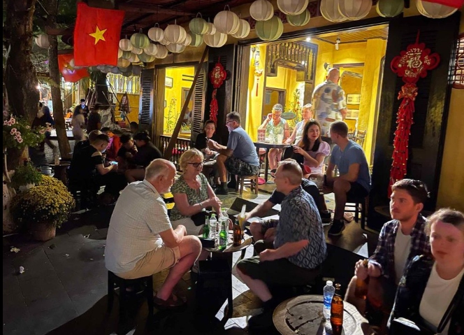foreign tourists spend 40 of their budget on food and drink in vietnam picture 1