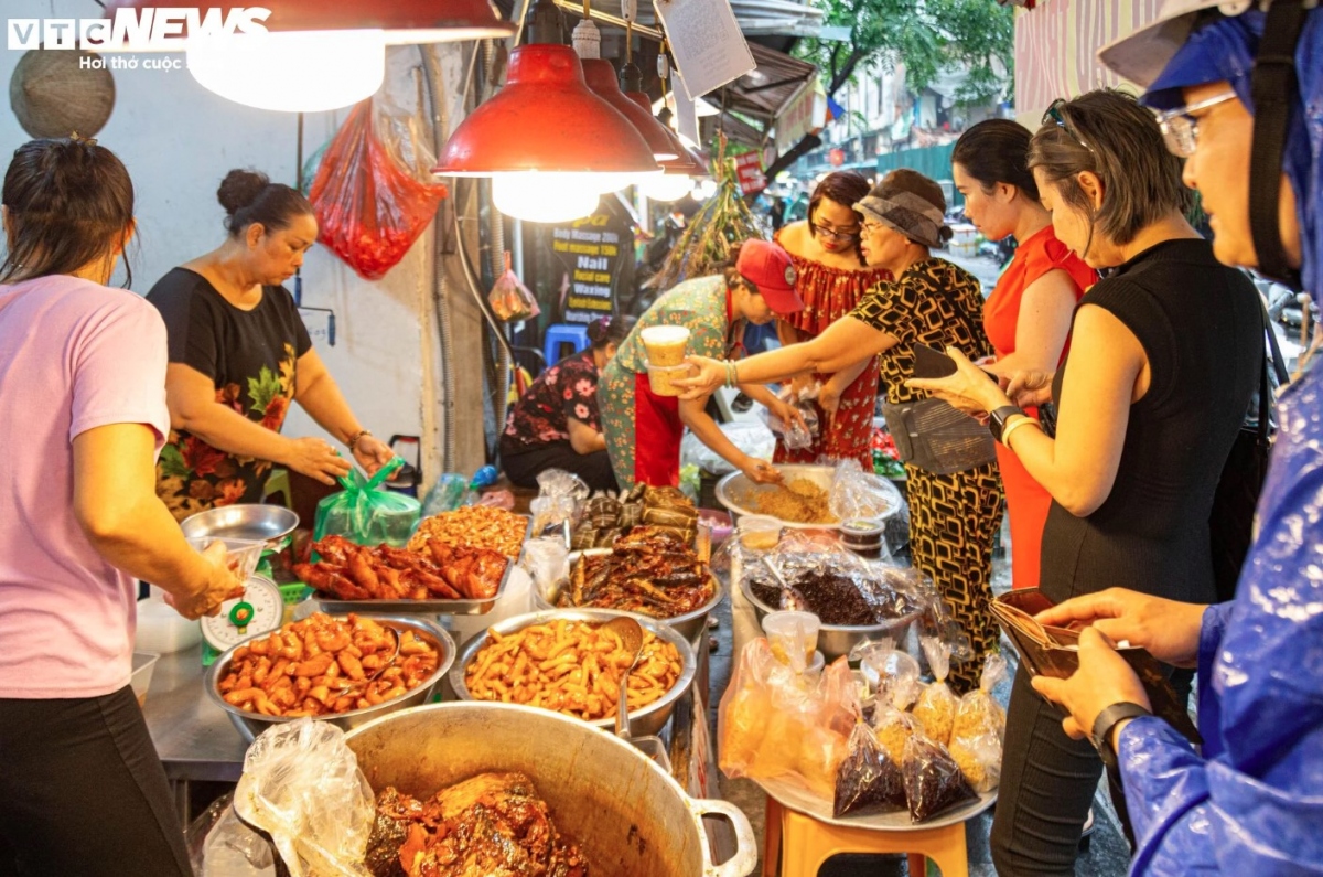 hanoi market bustling for pest-killing festival picture 1