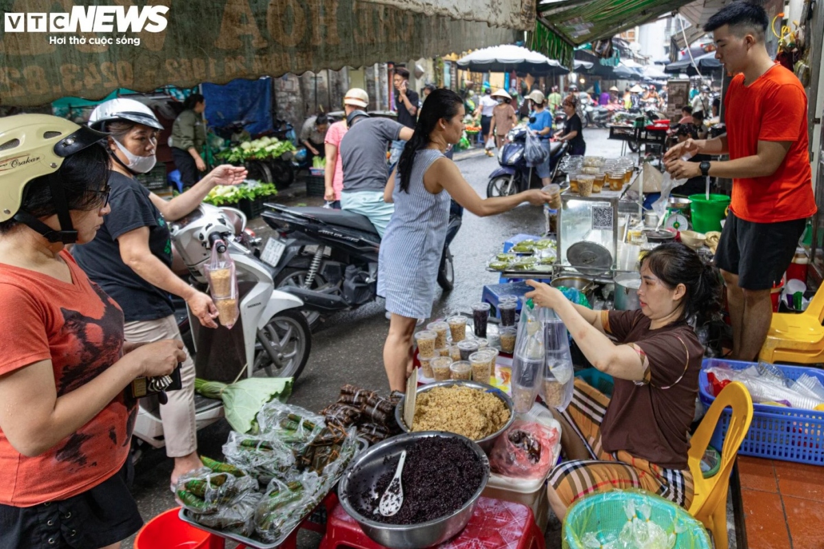 hanoi market bustling for pest-killing festival picture 11