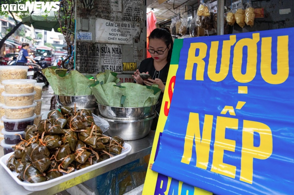 hanoi market bustling for pest-killing festival picture 2