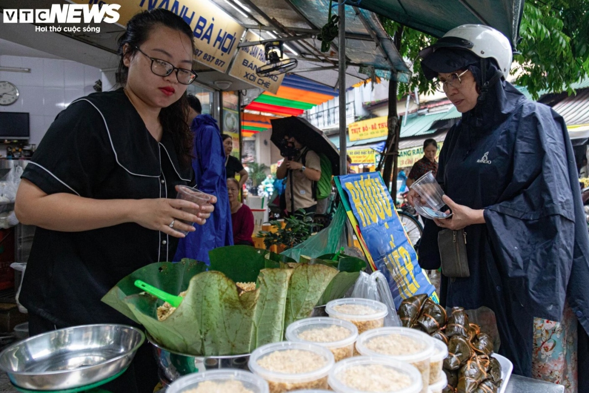 hanoi market bustling for pest-killing festival picture 5