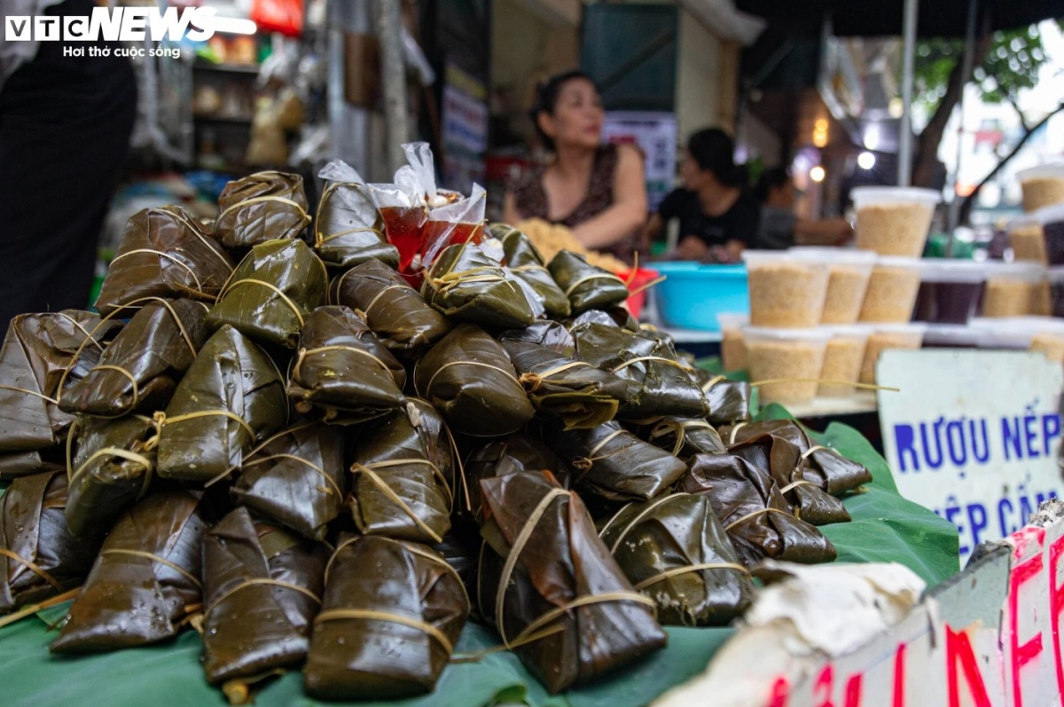 hanoi market bustling for pest-killing festival picture 7