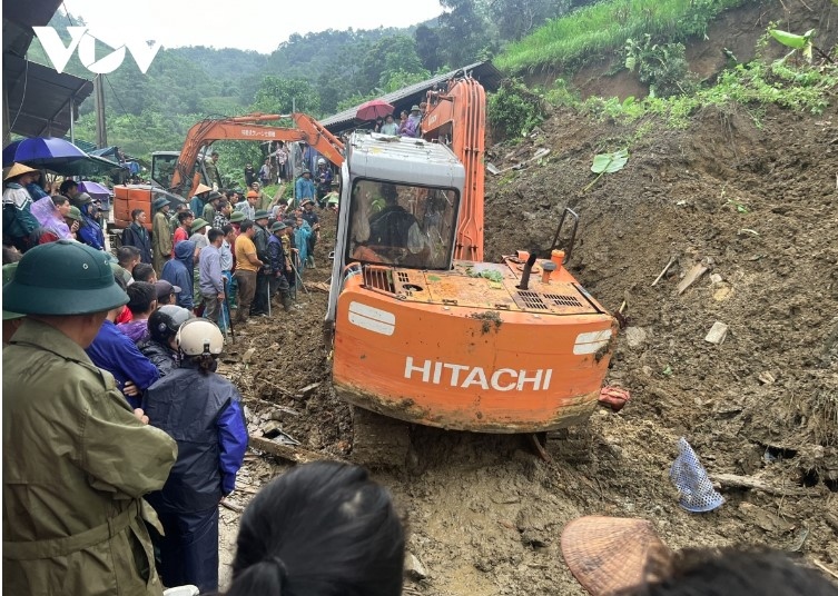 bac kan landslide kills four people picture 2