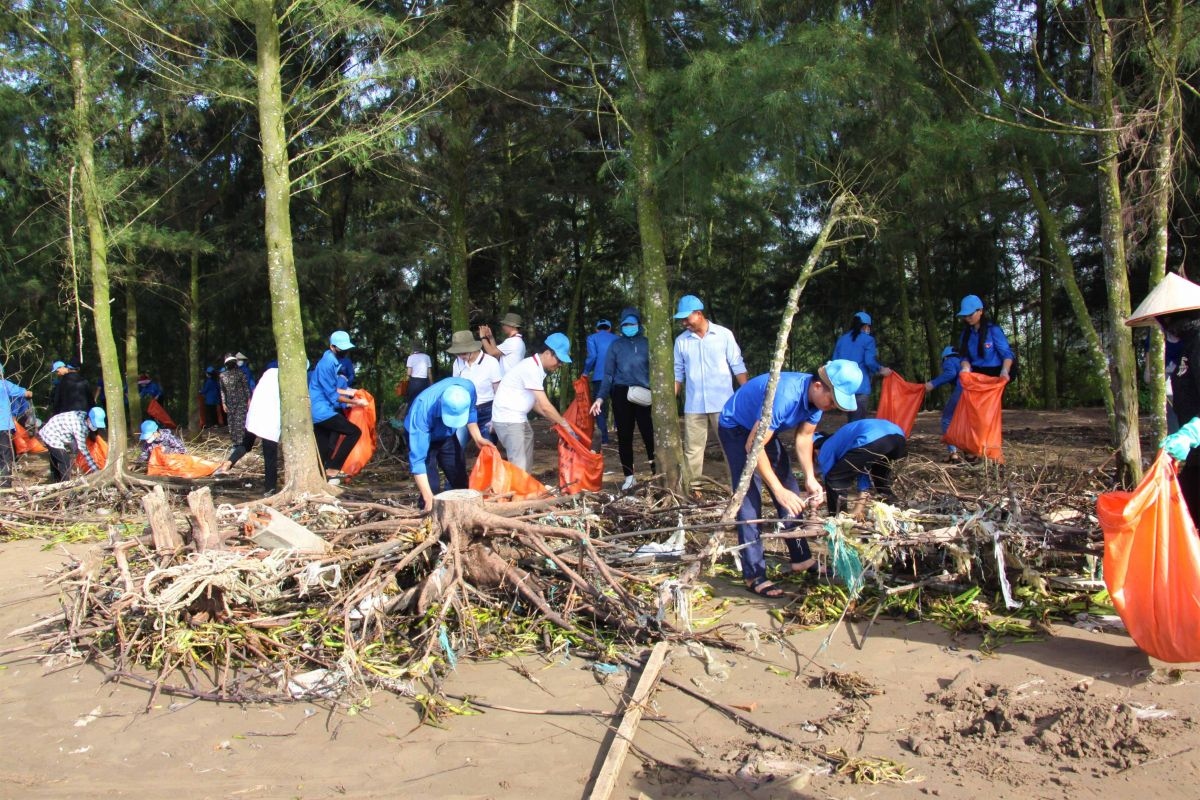 Thu gom 2 tấn rác tại Cồn Nổi (Ninh Bình) đưa đi xử lý tập trung