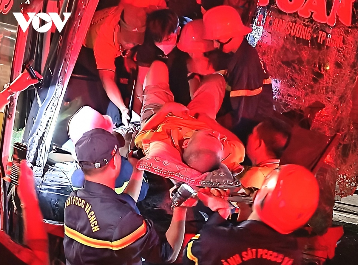 more than 40 passengers survive a head-on car collision in central vietnam picture 1 more than 40 passengers survive a head-on car collision in central vietnam picture 1