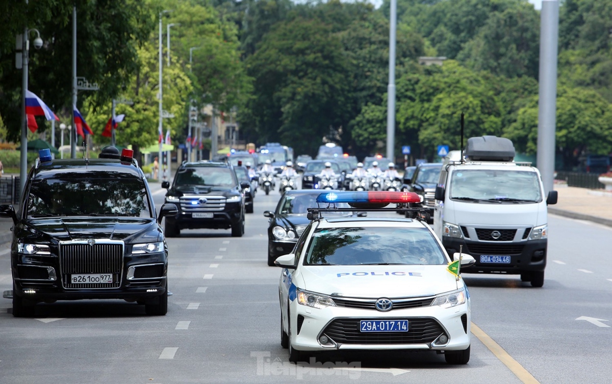 convoy of motorcycles deployed to welcome russian president picture 10