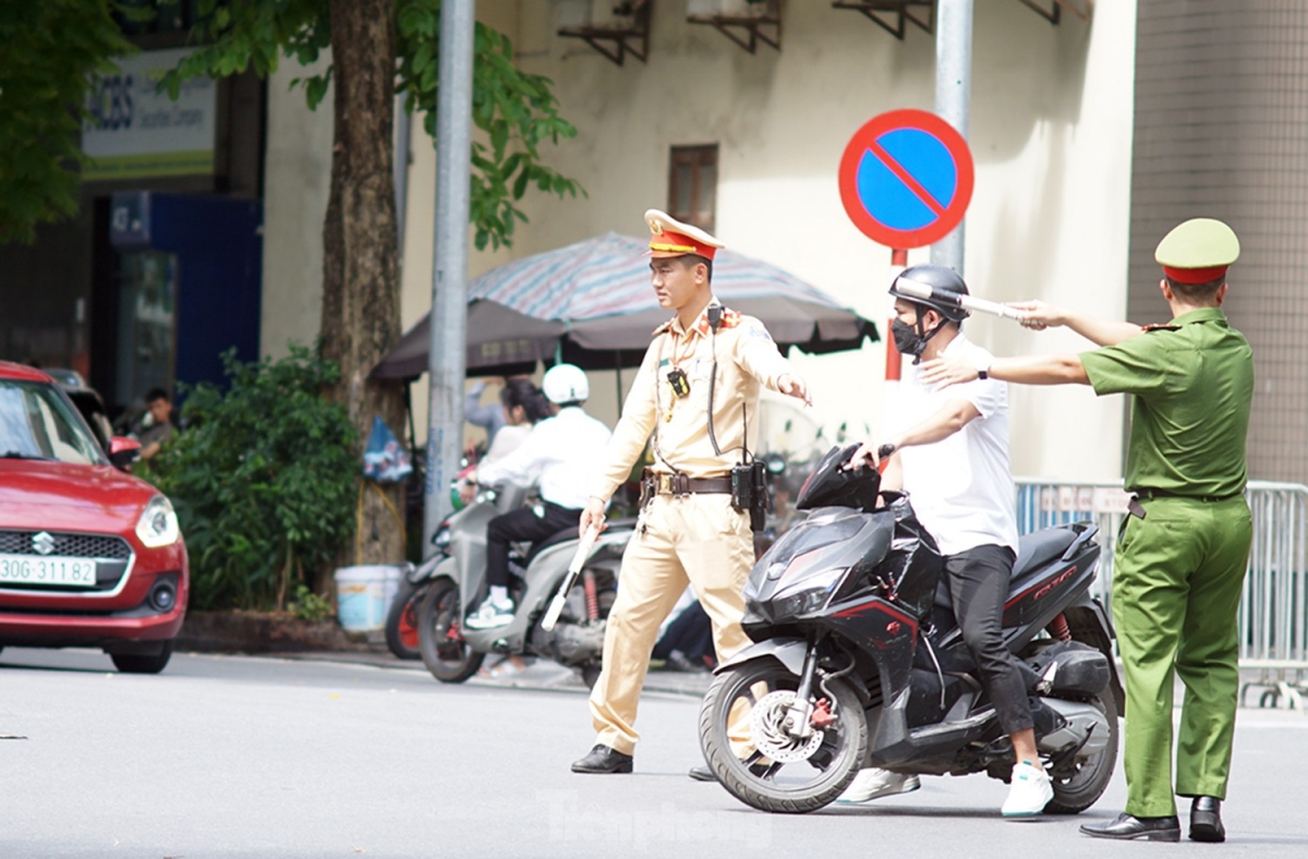 convoy of motorcycles deployed to welcome russian president picture 11