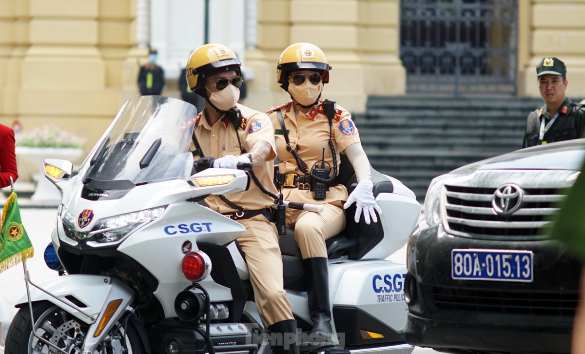 convoy of motorcycles deployed to welcome russian president picture 2