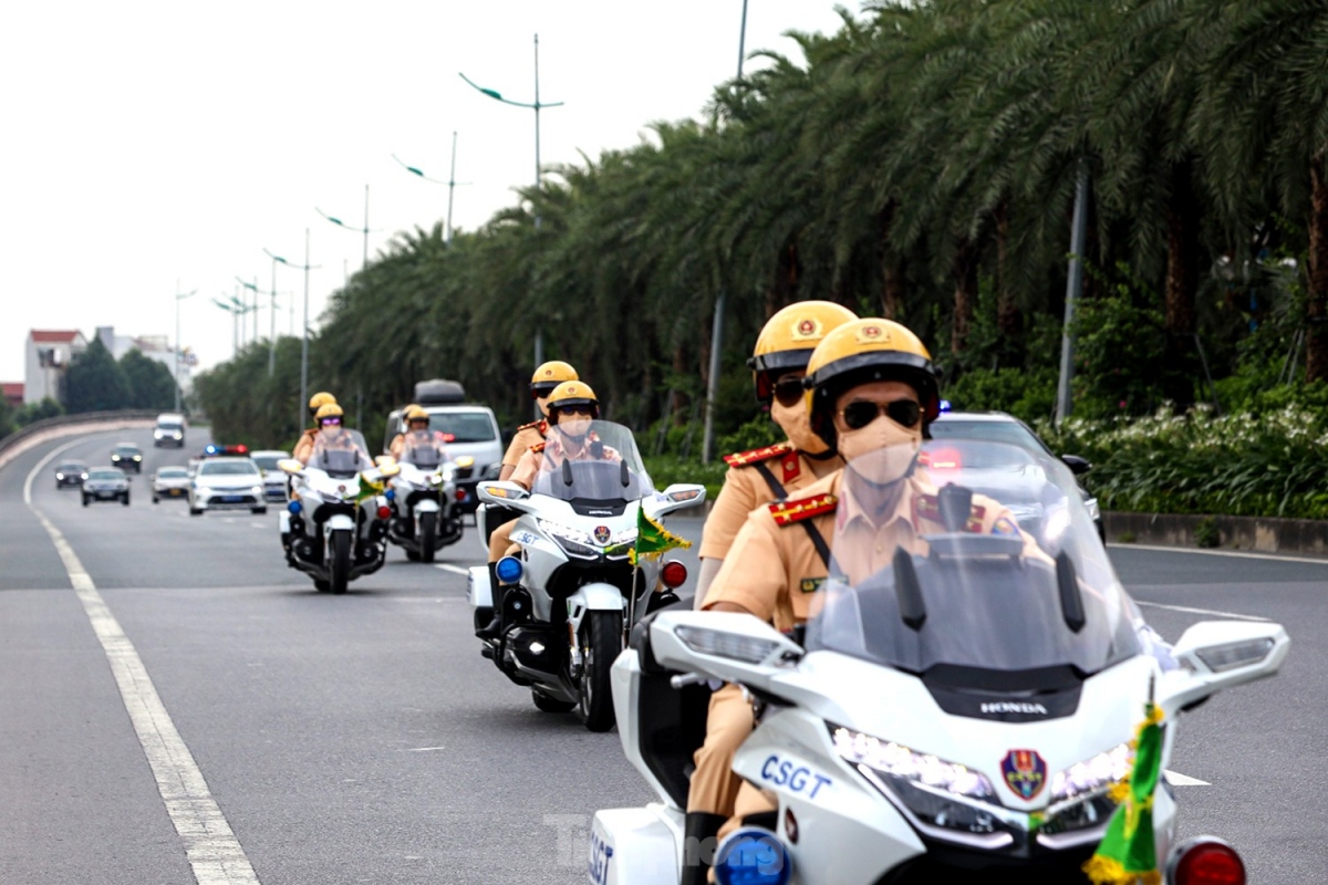 convoy of motorcycles deployed to welcome russian president picture 4