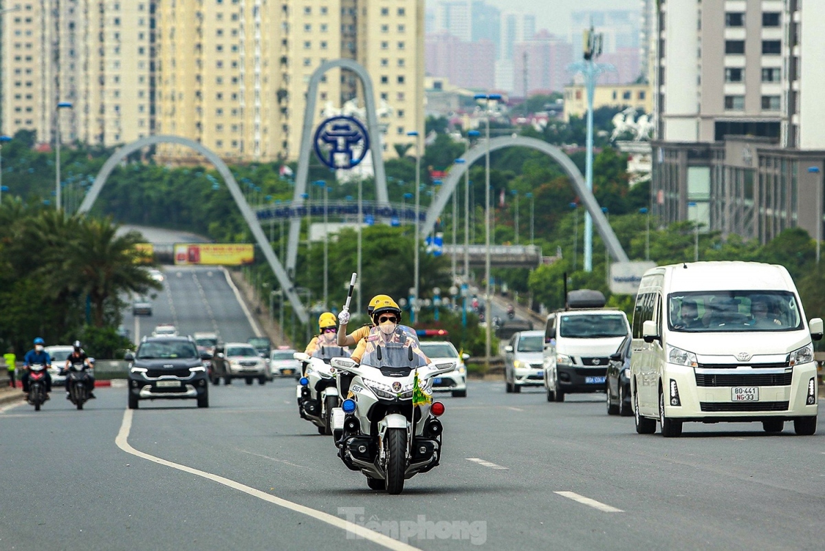 convoy of motorcycles deployed to welcome russian president picture 5