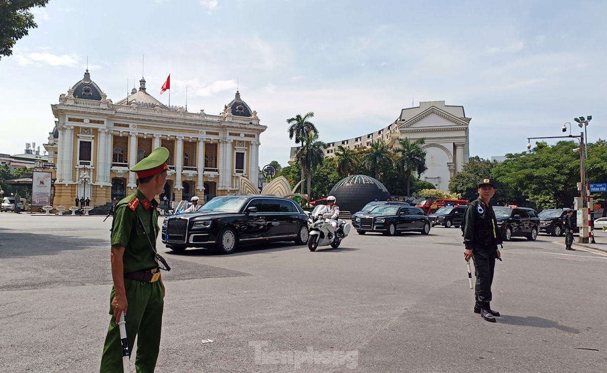 convoy of motorcycles deployed to welcome russian president picture 9