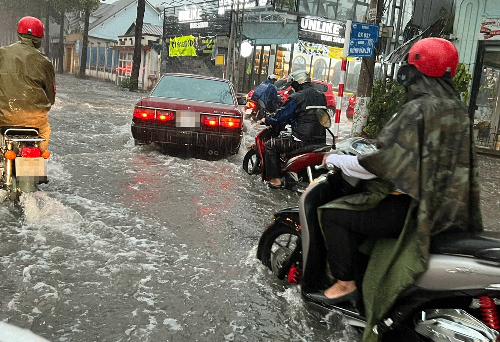 Sụt lún vỉa hè, nắp cống vỡ: Nỗi ám ảnh người dân Bình Dương trong mùa mưa