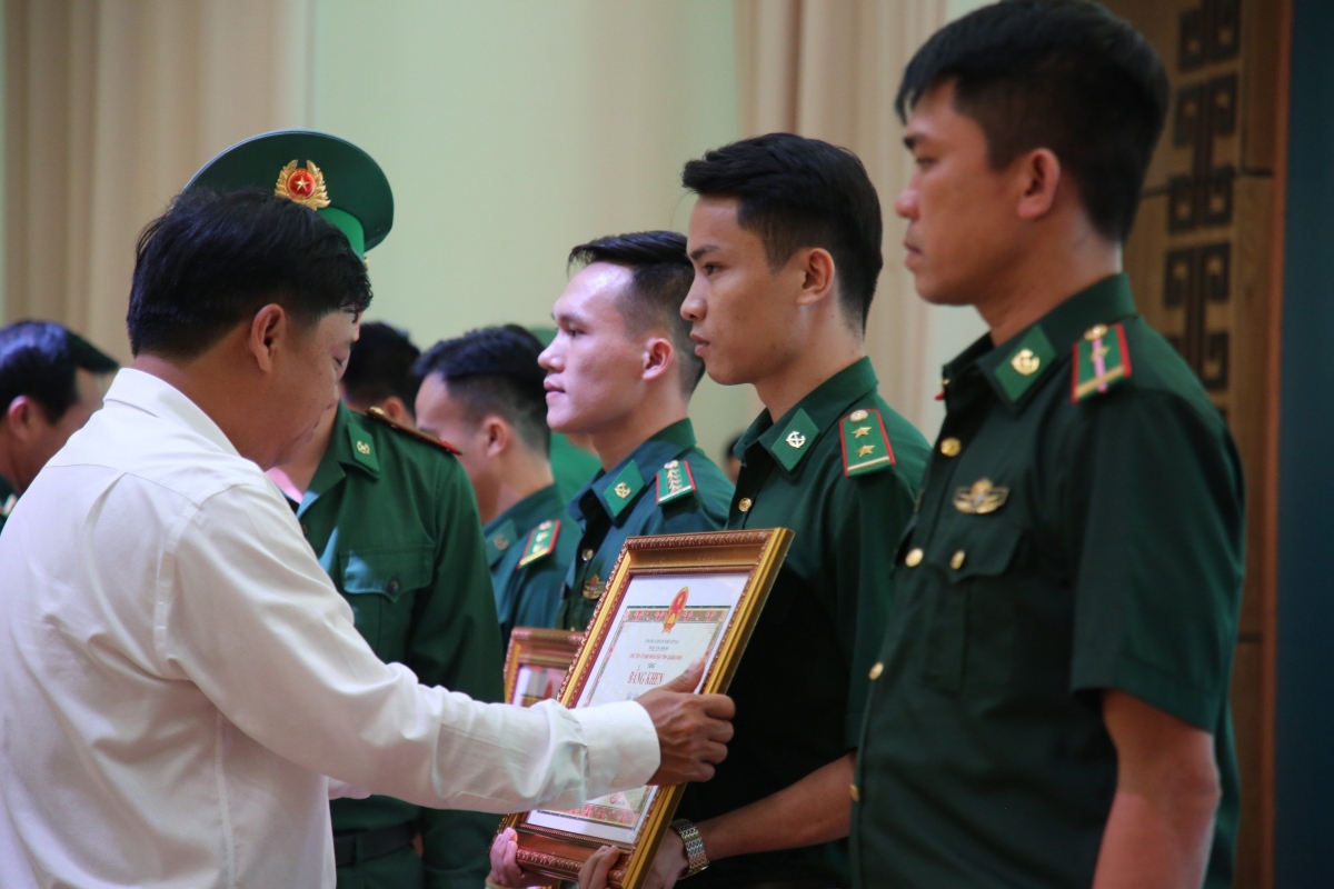 Tặng Bằng khen cho lực lượng phá đường dây vận chuyển gần 200kg ma túy