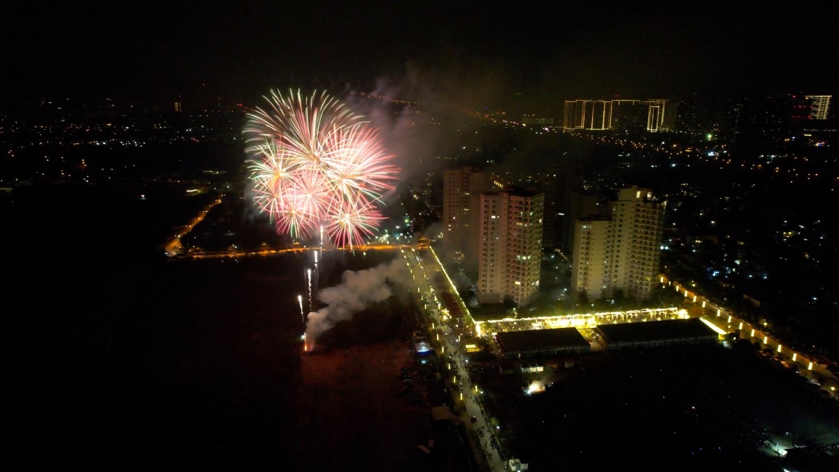 phao hoa ruc sang bau troi do thi mailand hanoi city hinh anh 4