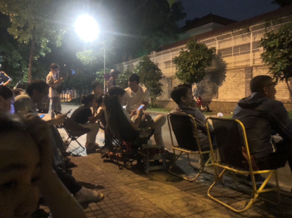 Phụ huynh tại TP.HCM xếp hàng từ đêm mua hồ sơ vào lớp 1 cho con