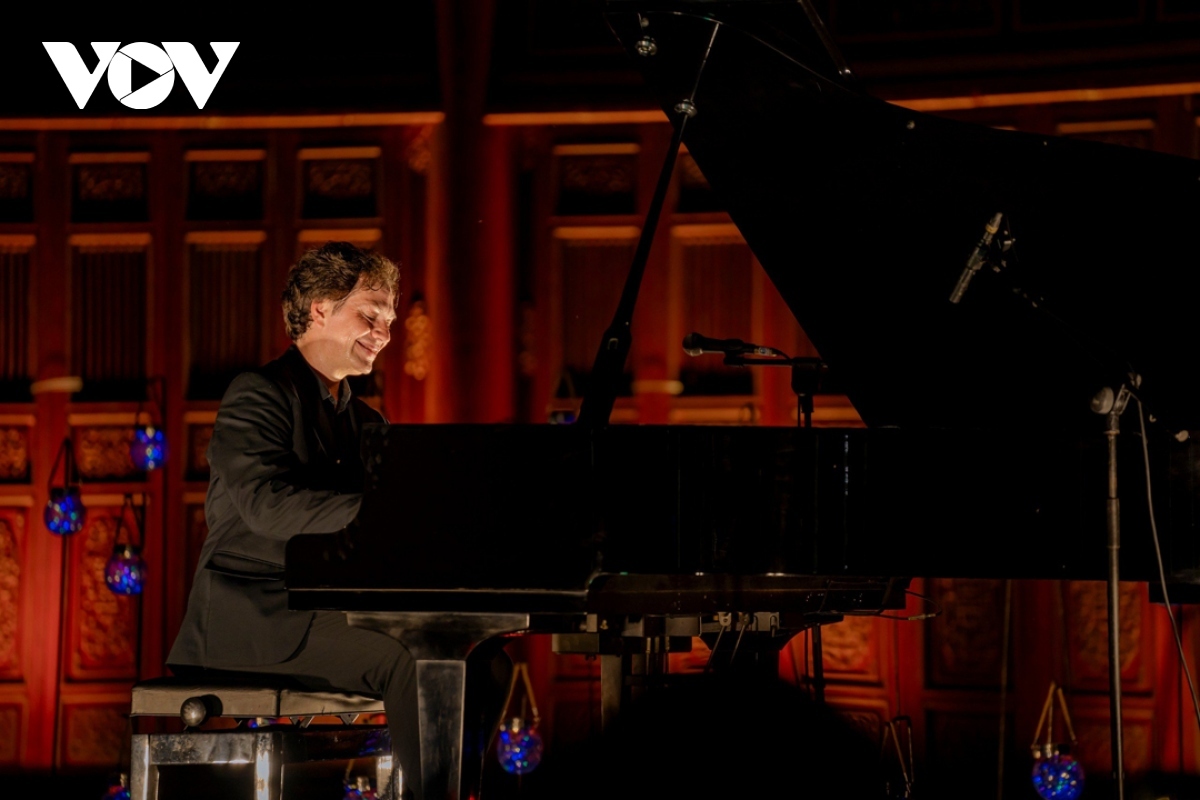 award-winning composer, pianist steve barakatt puts on impressive performance in hue picture 10