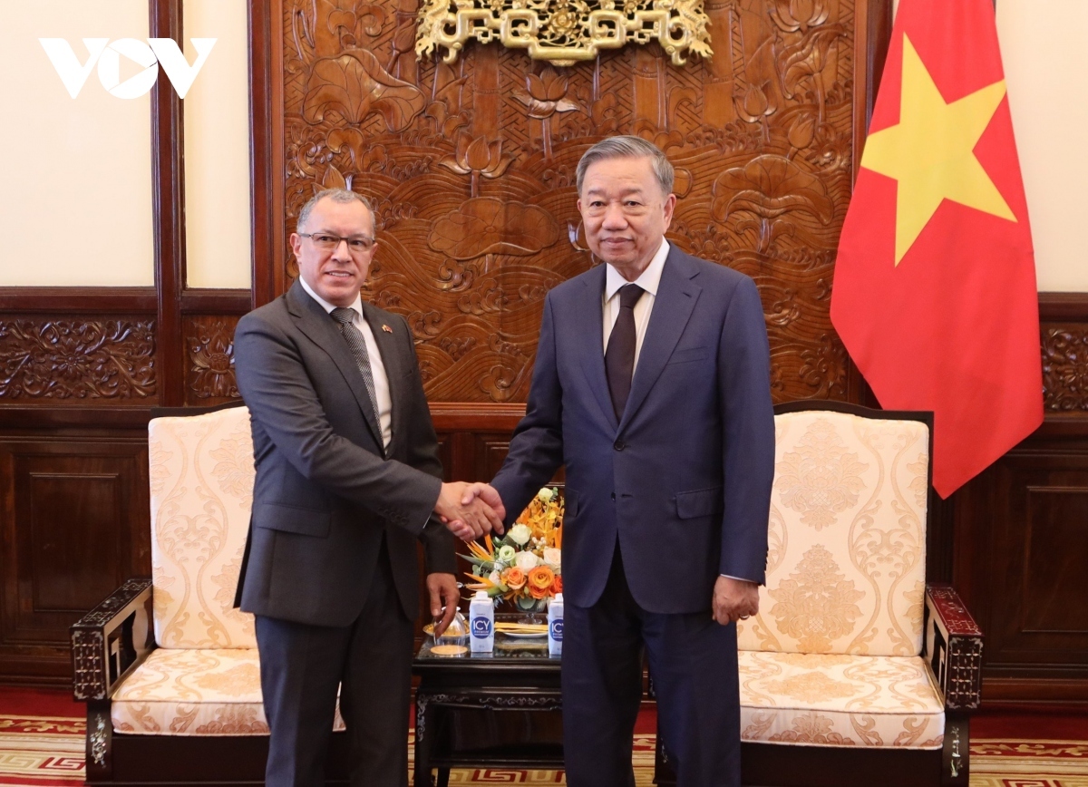 president to lam receives outgoing ambassadors of colombia and panama picture 1