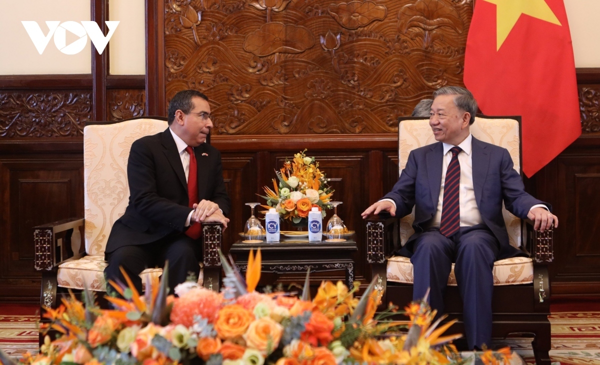 president to lam receives outgoing ambassadors of colombia and panama picture 2