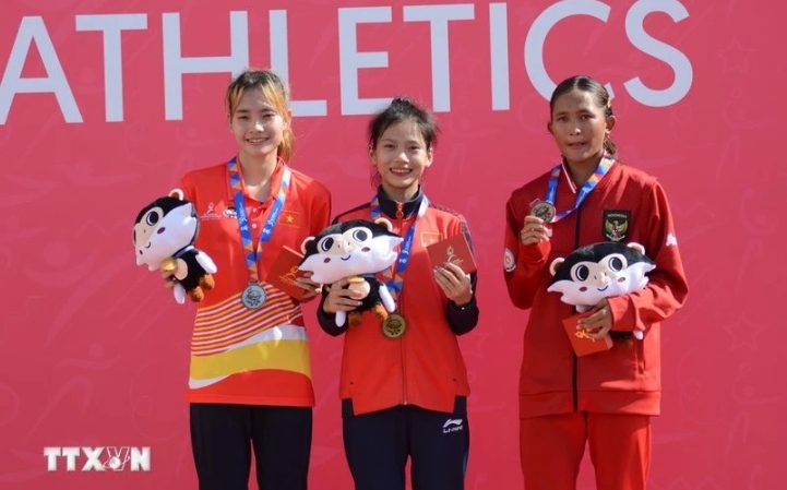 Vietnamese runner earns two golds at ASEAN School Games