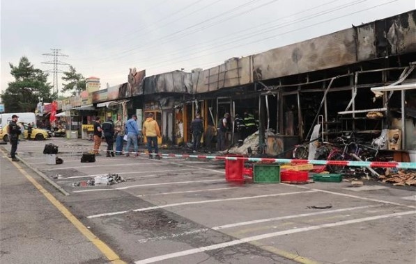 fire hits vietnamese market in prague picture 1