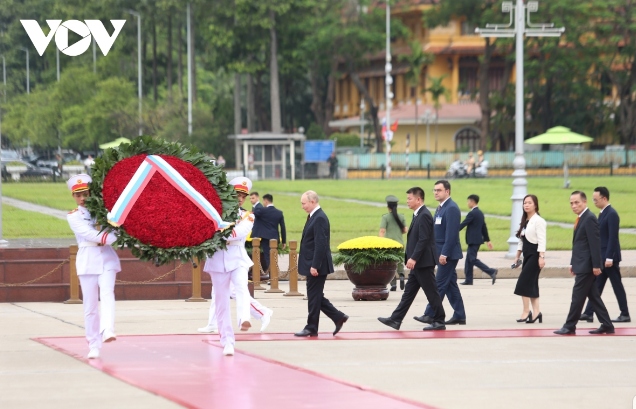 russian president putin pays tribute to president ho chi minh picture 1