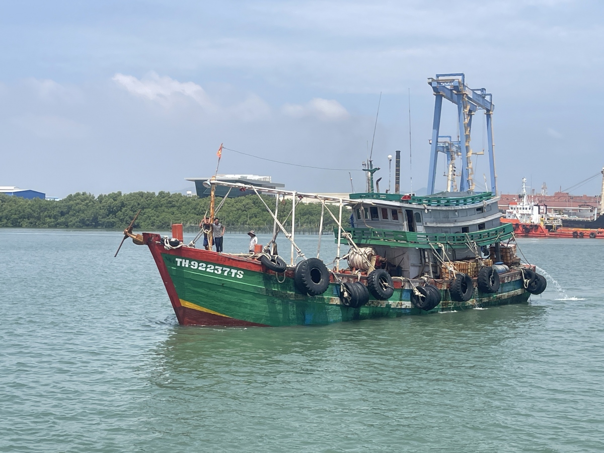 Bắt giữ 1 tàu vận chuyển dầu D.O trái phép tại vùng biển Tây Nam