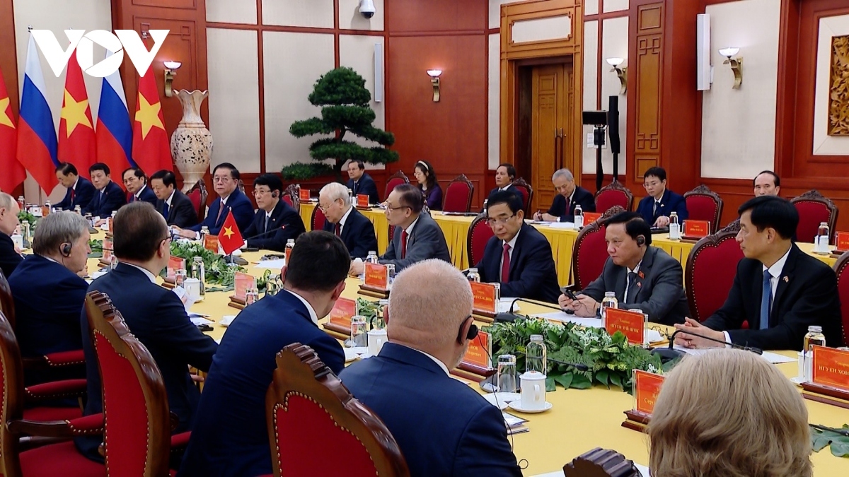 party leader welcomes russian president putin in hanoi picture 1