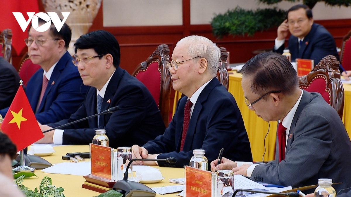 party leader welcomes russian president putin in hanoi picture 4