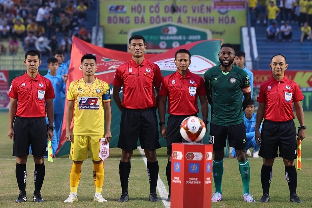 foreign referees invited to officiate v.league 1 picture 1