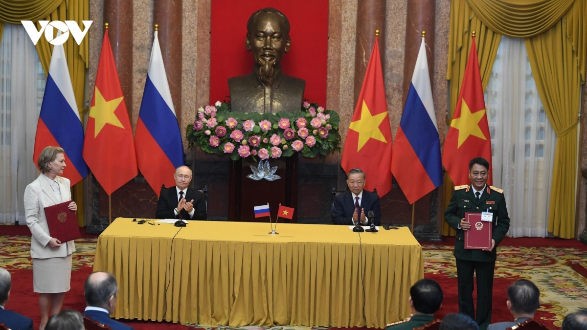 vietnam, russia discuss measures to bolster practical and effective cooperation picture 4