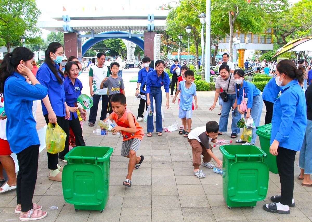 Các em nhỏ hào hứng tham gia đổi rác lấy quà