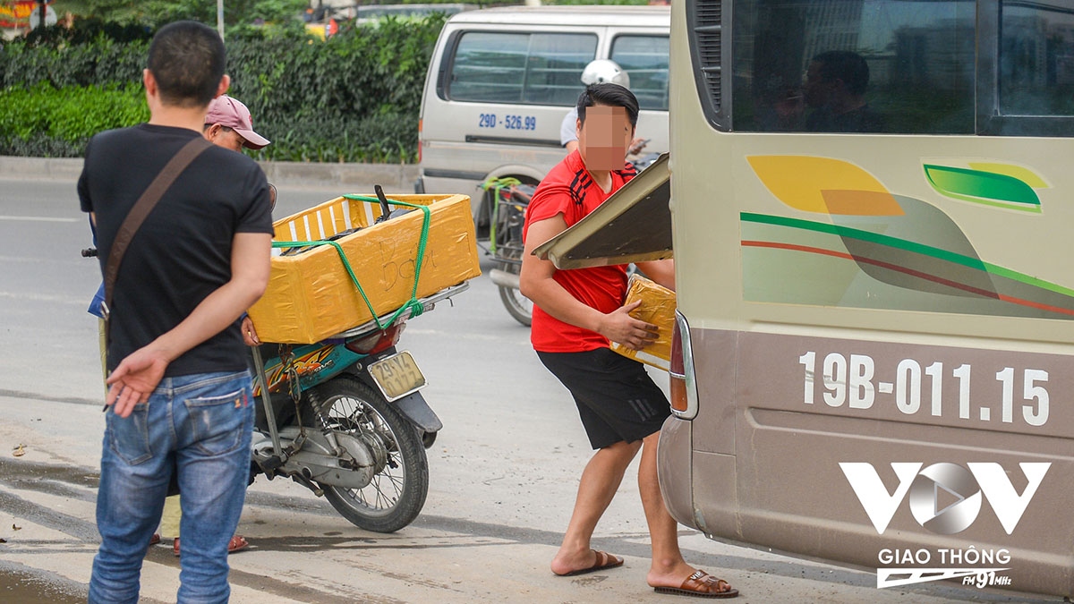 cam xe khach lan ngoai cung, lieu co giup lap lai trat tu quanh ben hinh anh 2