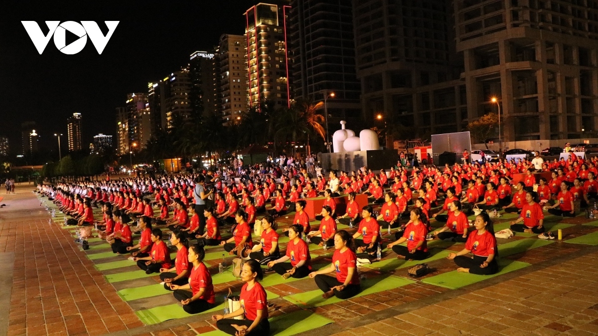 over 1,500 people join yoga performance in da nang picture 1