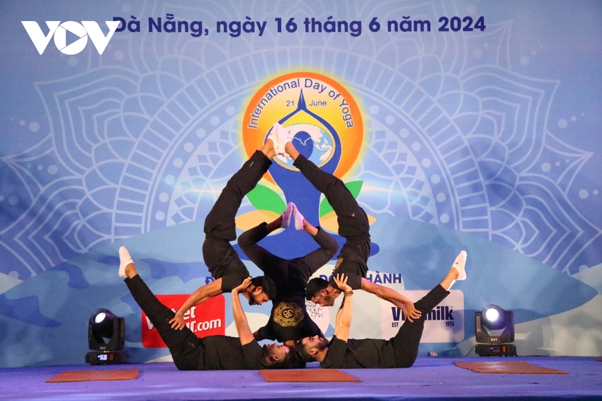 over 1,500 people join yoga performance in da nang picture 3