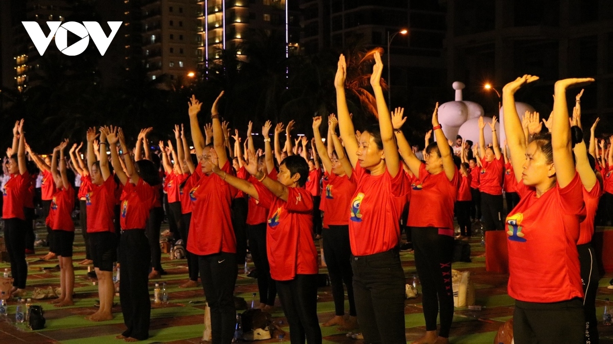 over 1,500 people join yoga performance in da nang picture 4