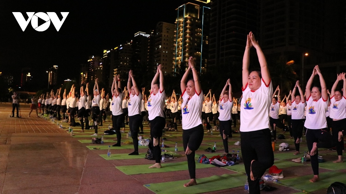 over 1,500 people join yoga performance in da nang picture 5