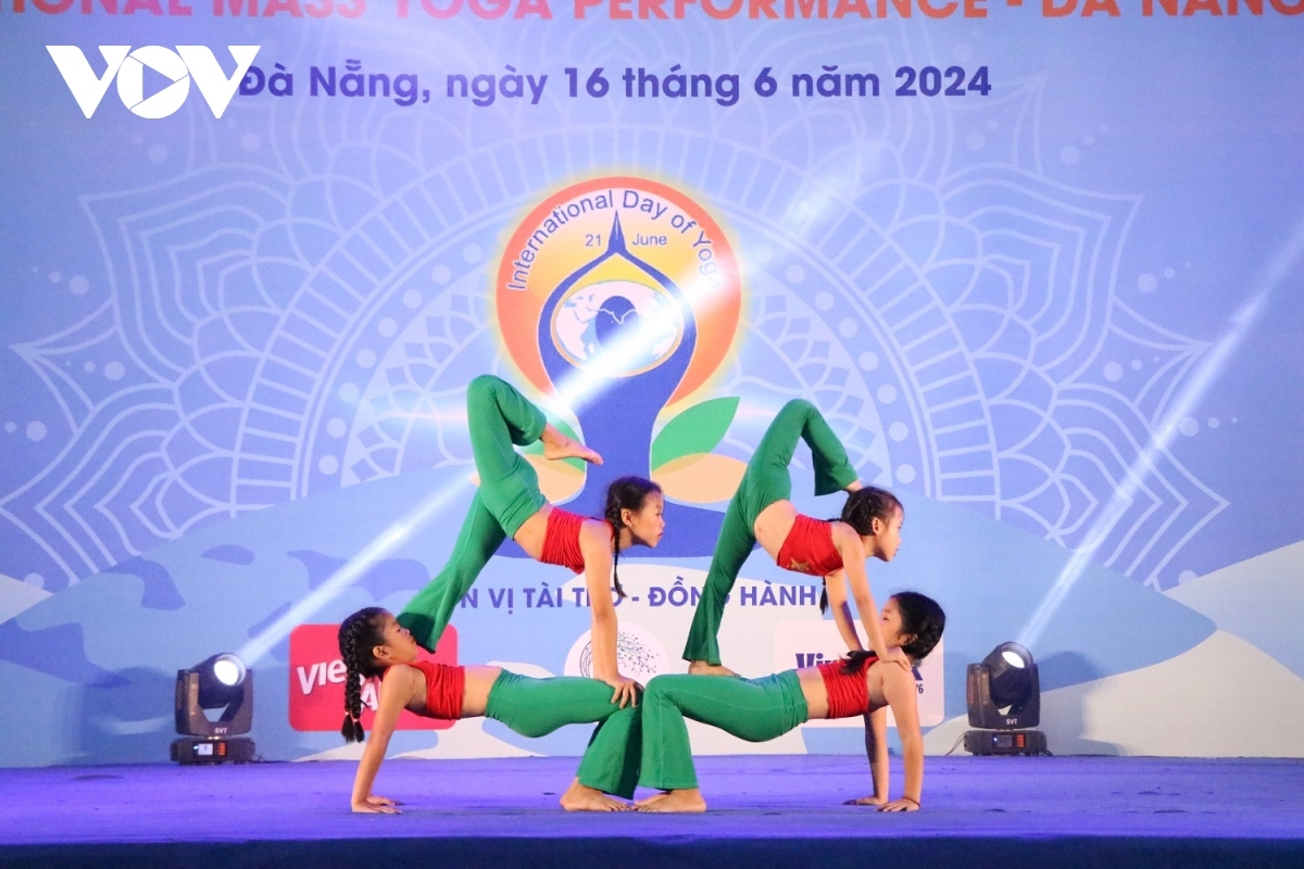 over 1,500 people join yoga performance in da nang picture 6