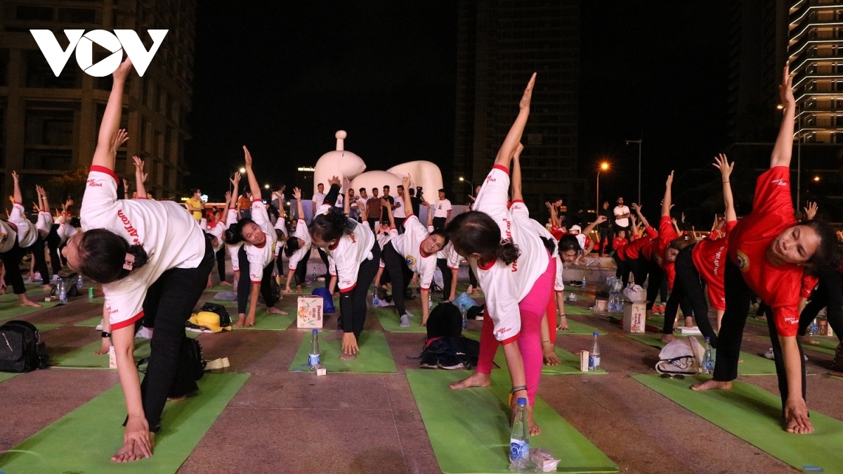 over 1,500 people join yoga performance in da nang picture 7