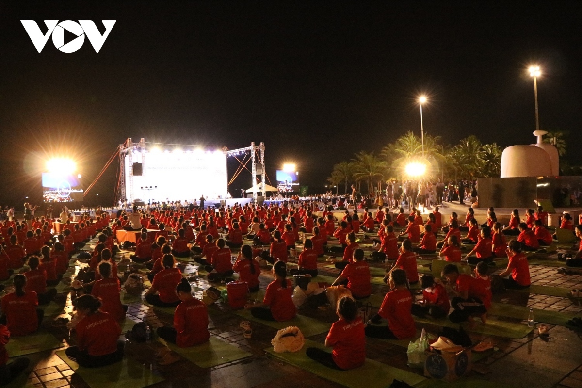 over 1,500 people join yoga performance in da nang picture 8