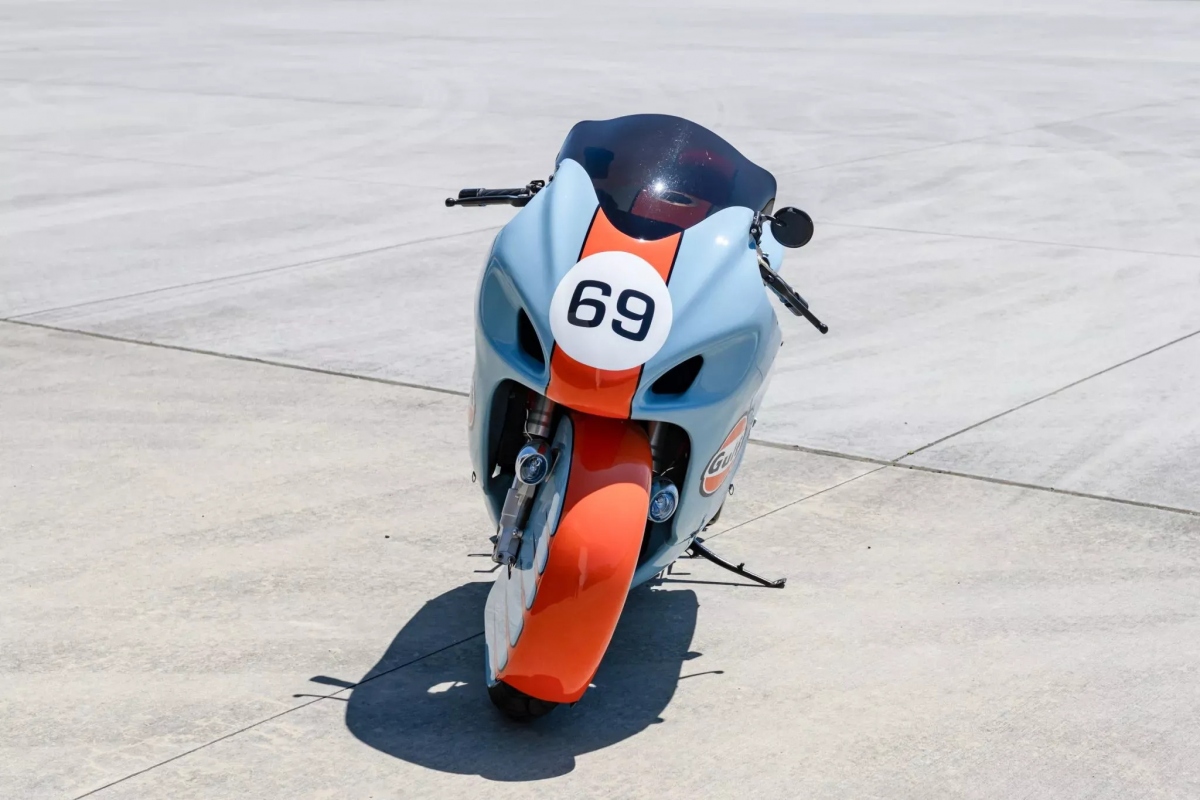 Chiêm ngưỡng chiếc mô tô Suzuki GSX 1300R Hayabusa với màu sơn độc đáo